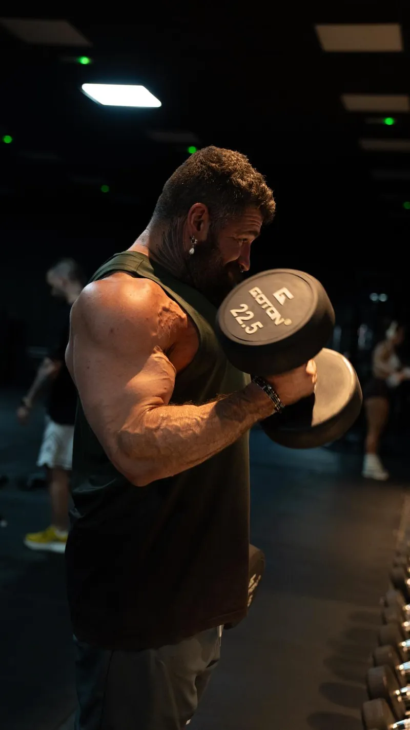 Esneider entrenando bíceps con mancuerna